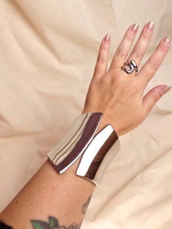 armbånd cuff sølv på arm