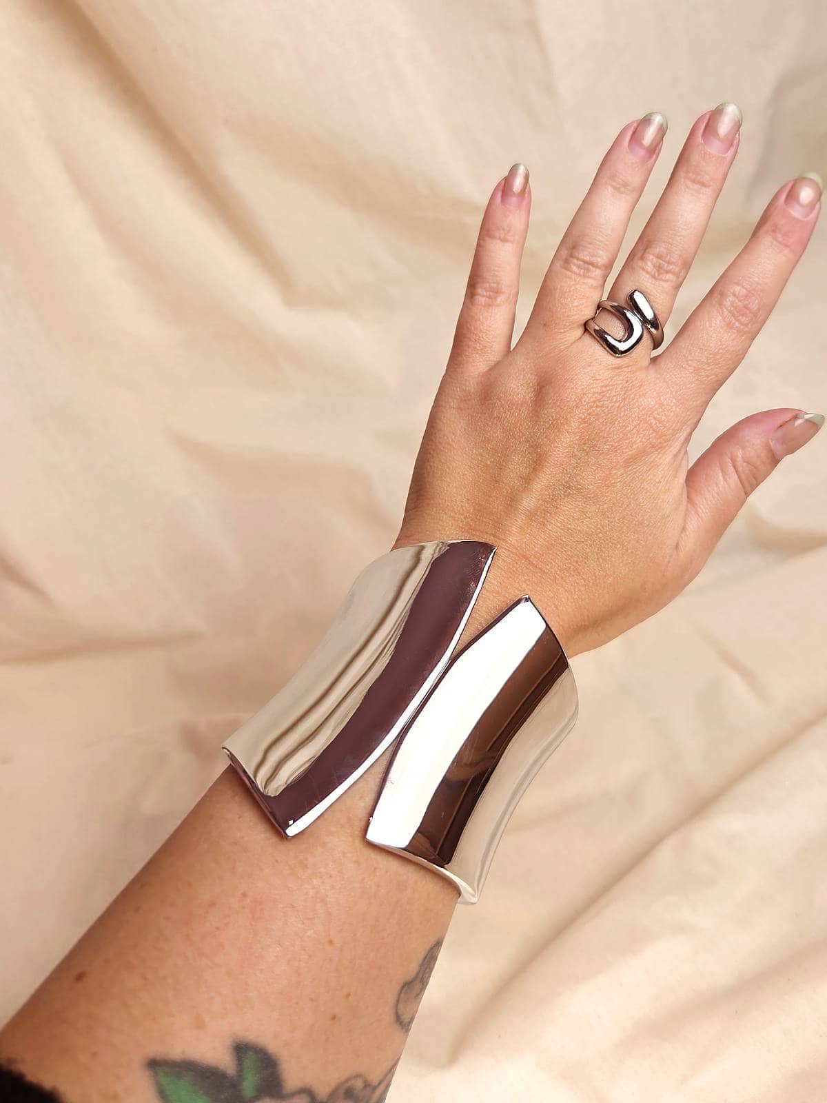 armbånd cuff sølv på arm