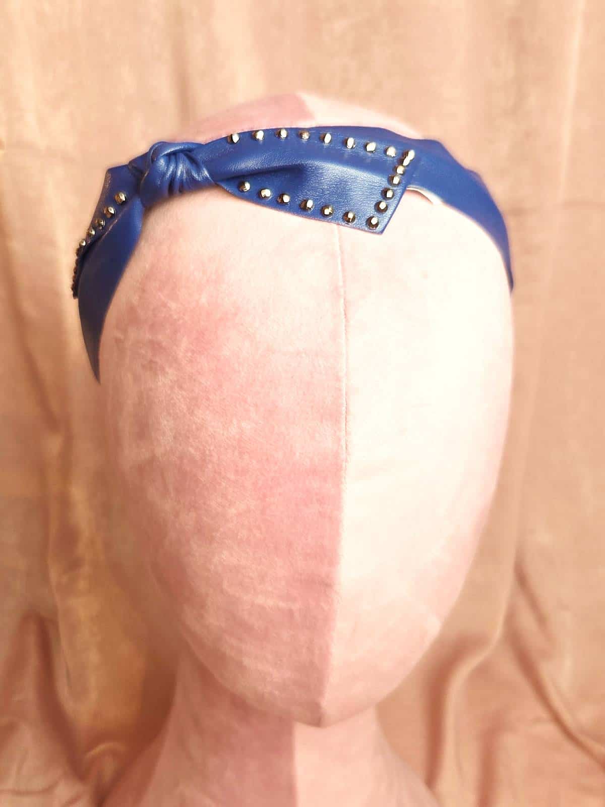 hårbøjler med nitter blå - forfra