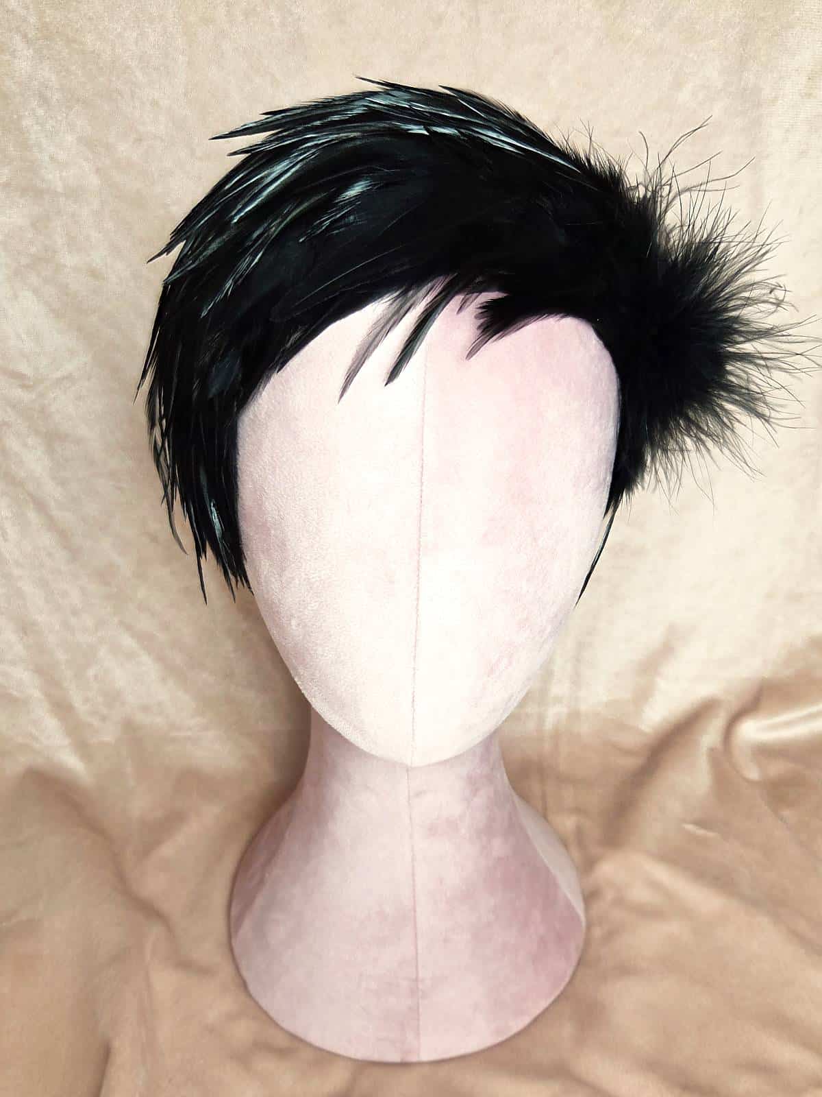 hårbøjle med fjer sort - forfra