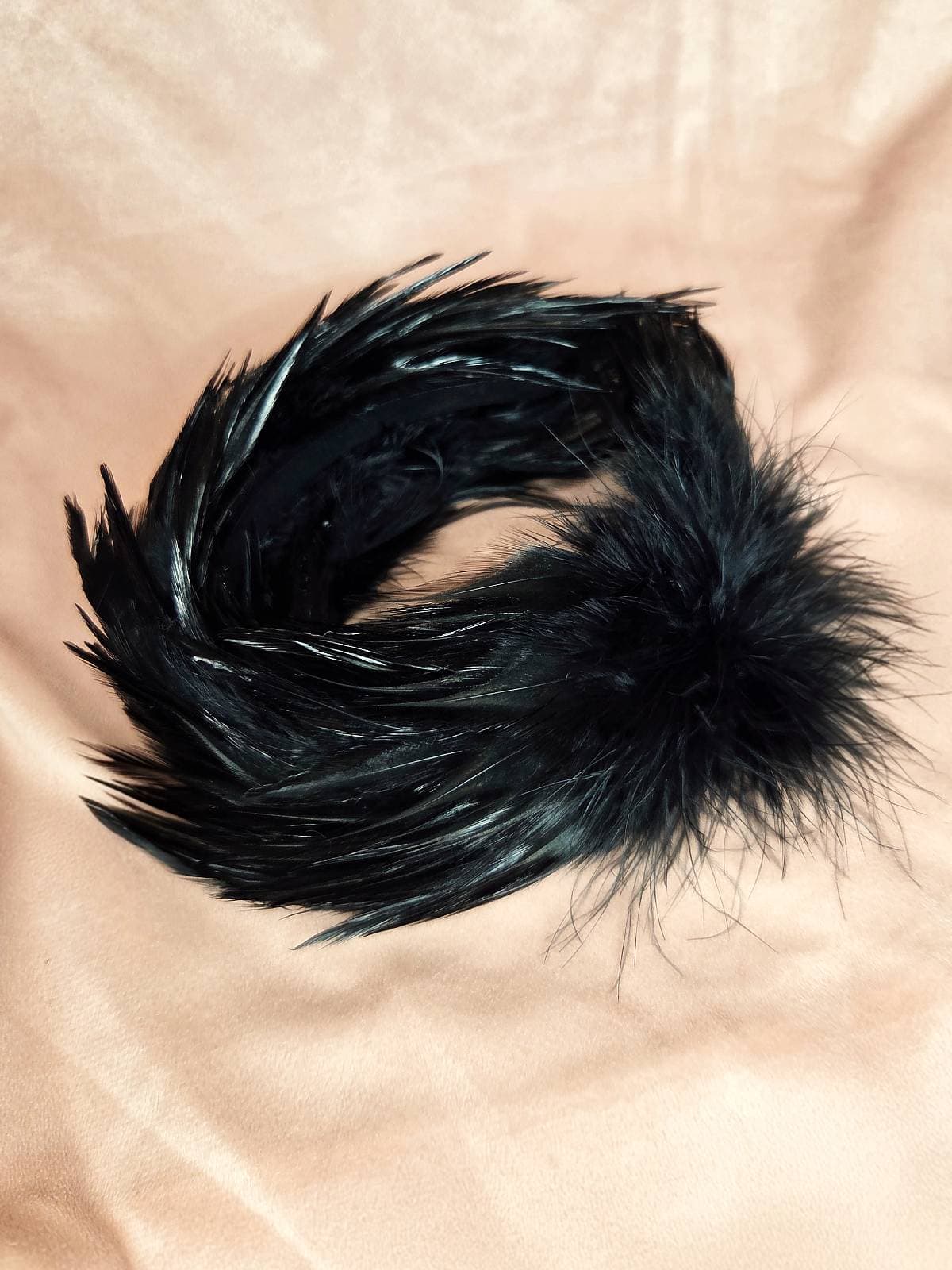 hårbøjle med fjer sort - liggende
