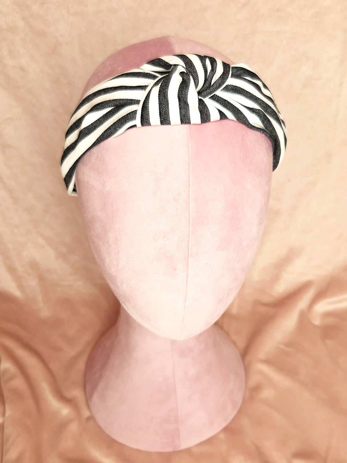 hårbøjle sort og hvid stribet - forfra