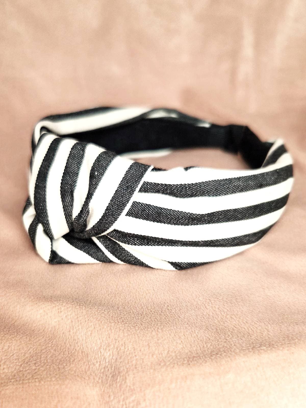 hårbøjle sort og hvid stribet - liggene