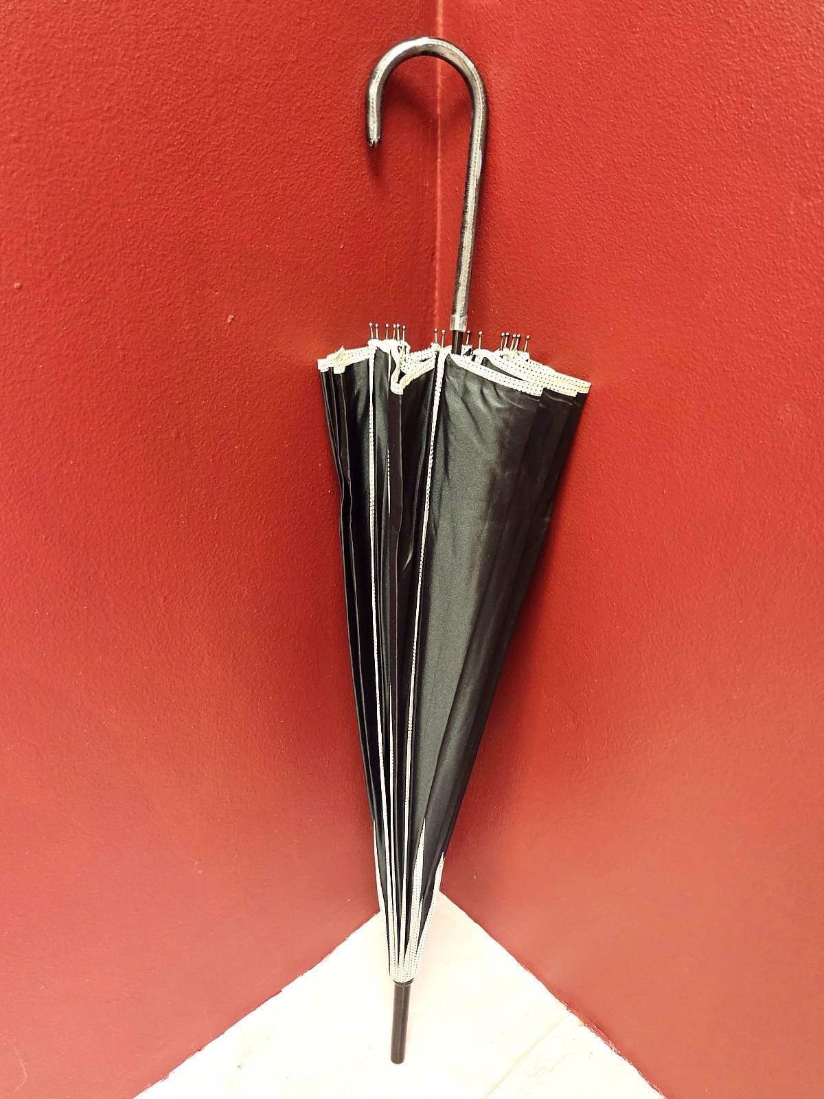 paraply sorte prikker - foldet