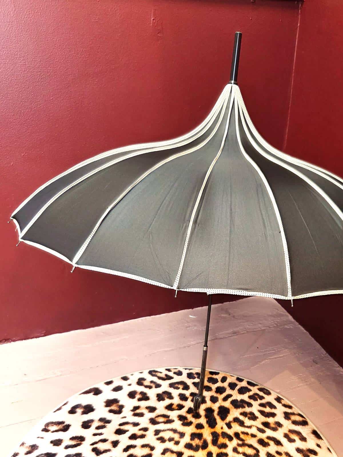 paraply sorte prikker - fra siden