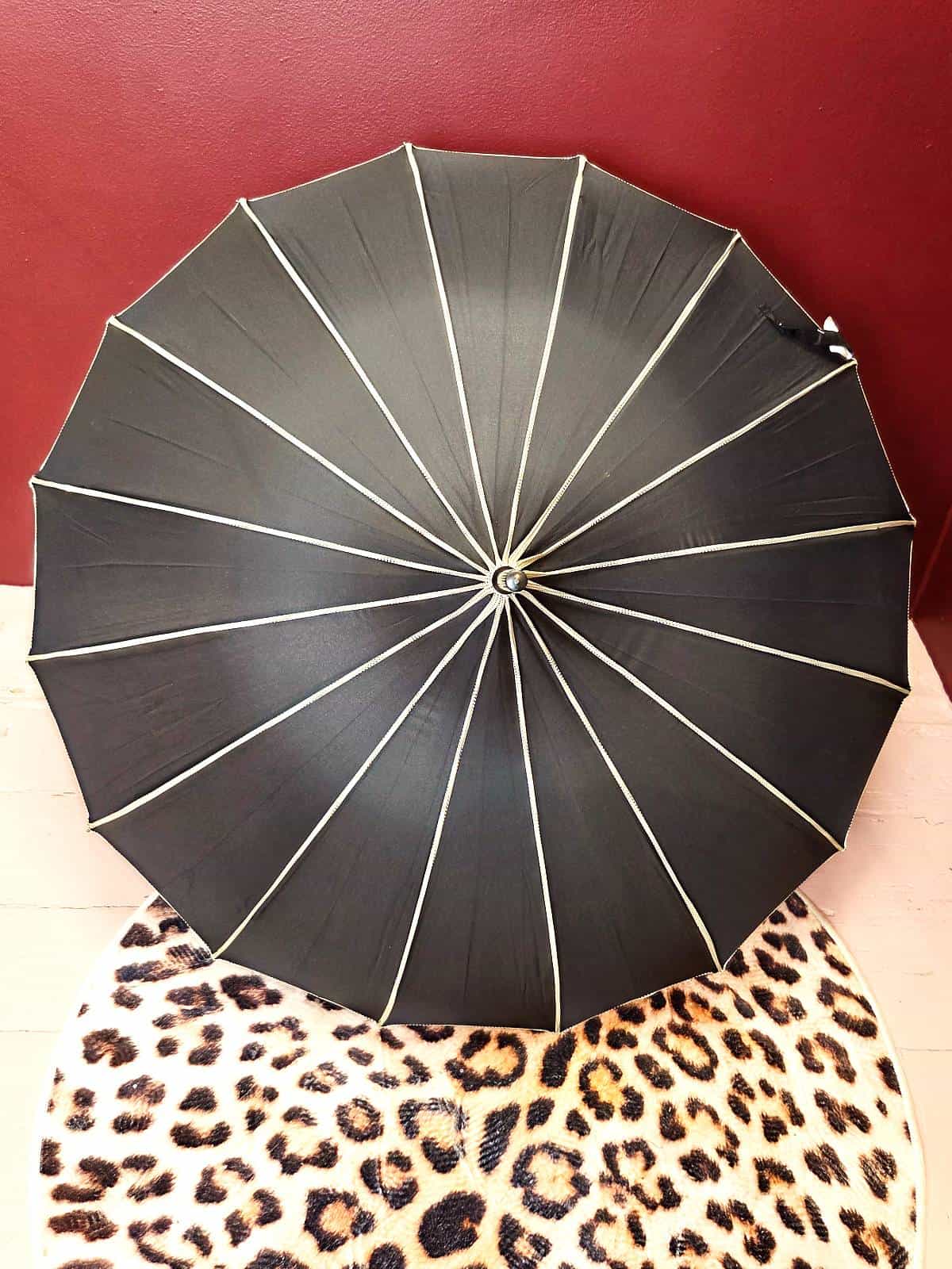 paraply sorte prikker