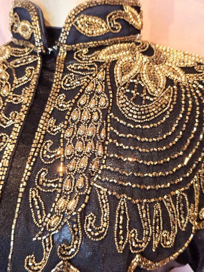 perlekappe guld og sort uden frynser - detaljer