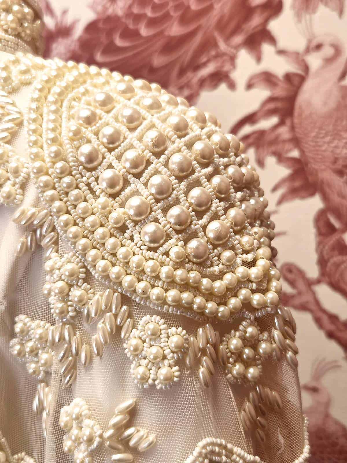 perlekappe hvid barok - detaljer