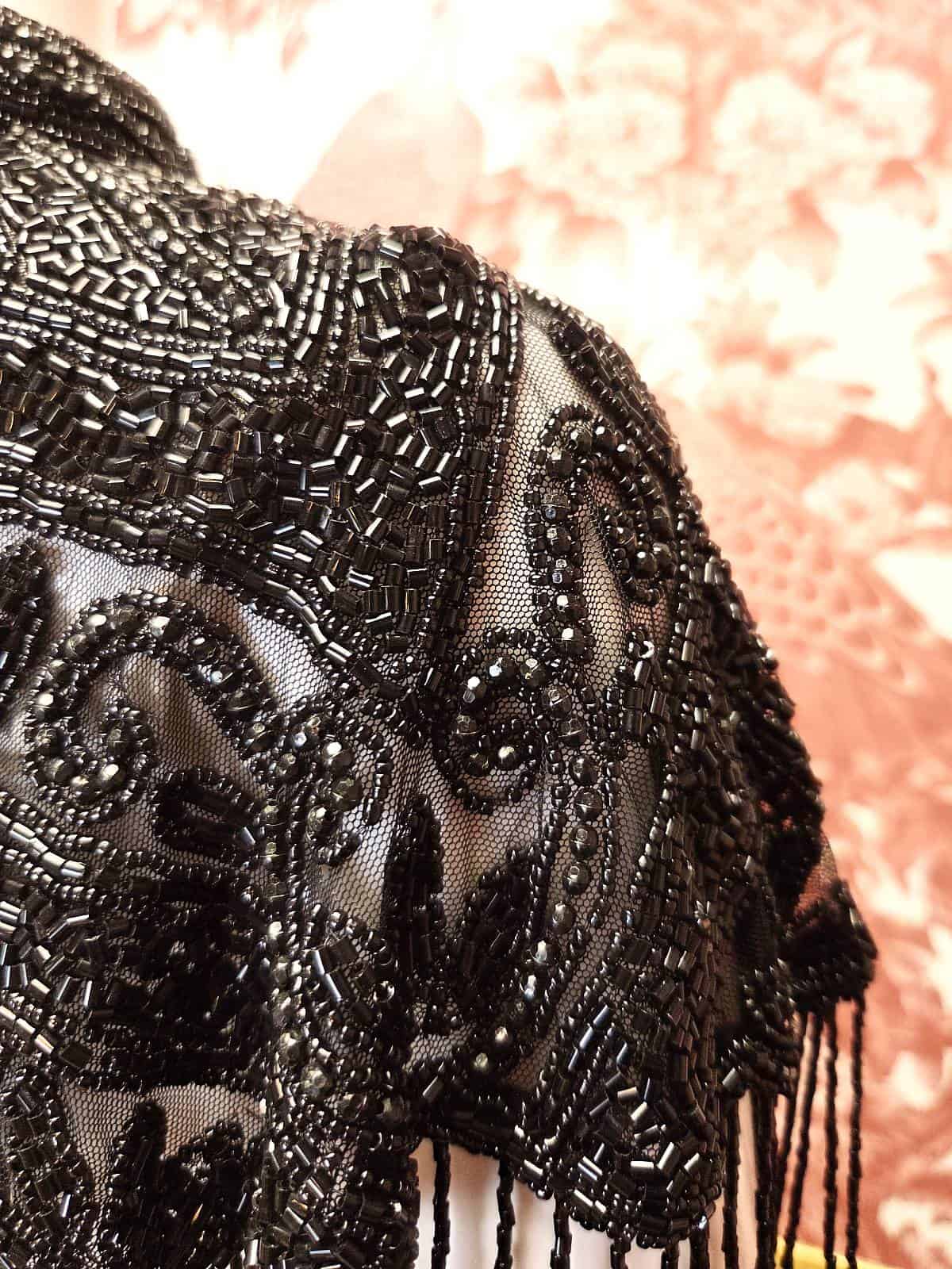 perlekappe sort model 7 - detaljer