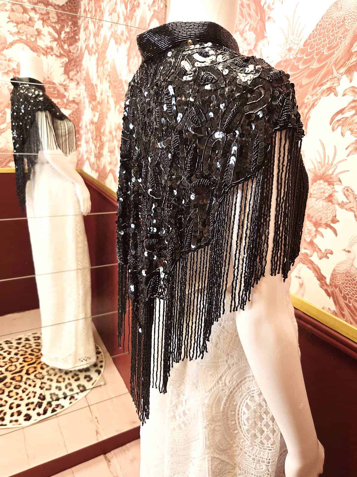 perlekappe sort - fra siden