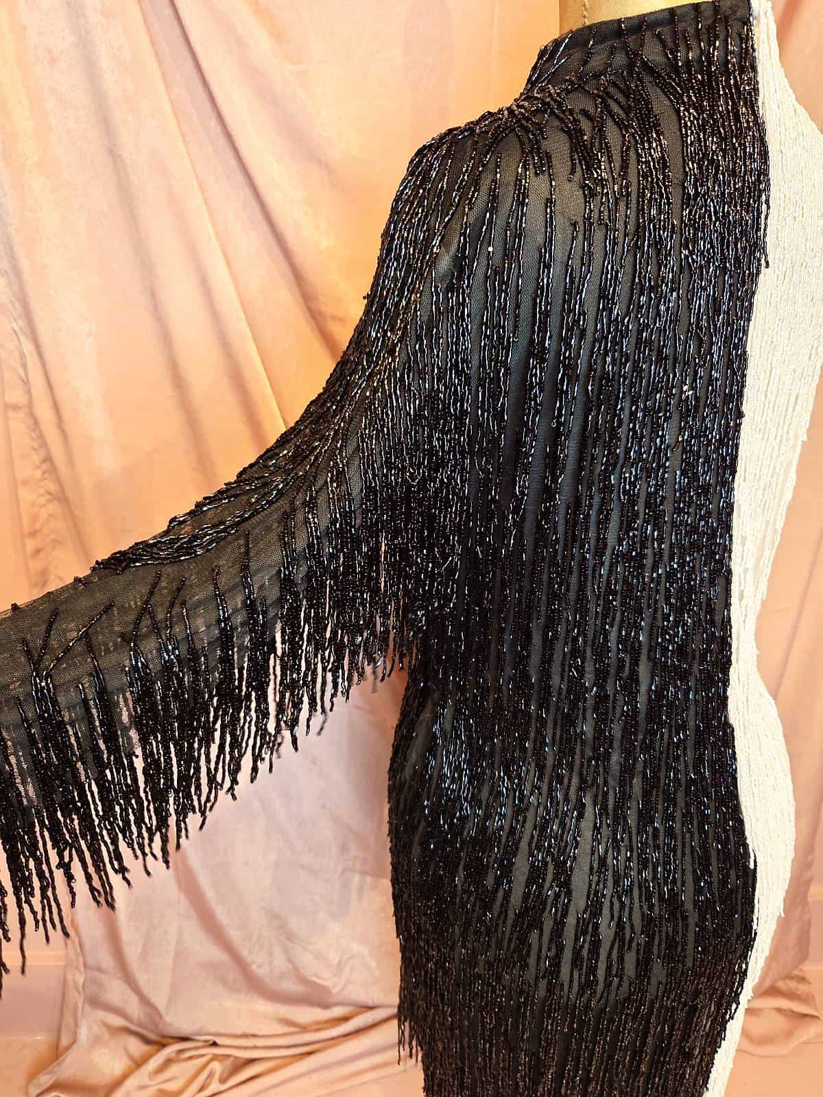 perlekjole sort-hvid - detaljer ærmer