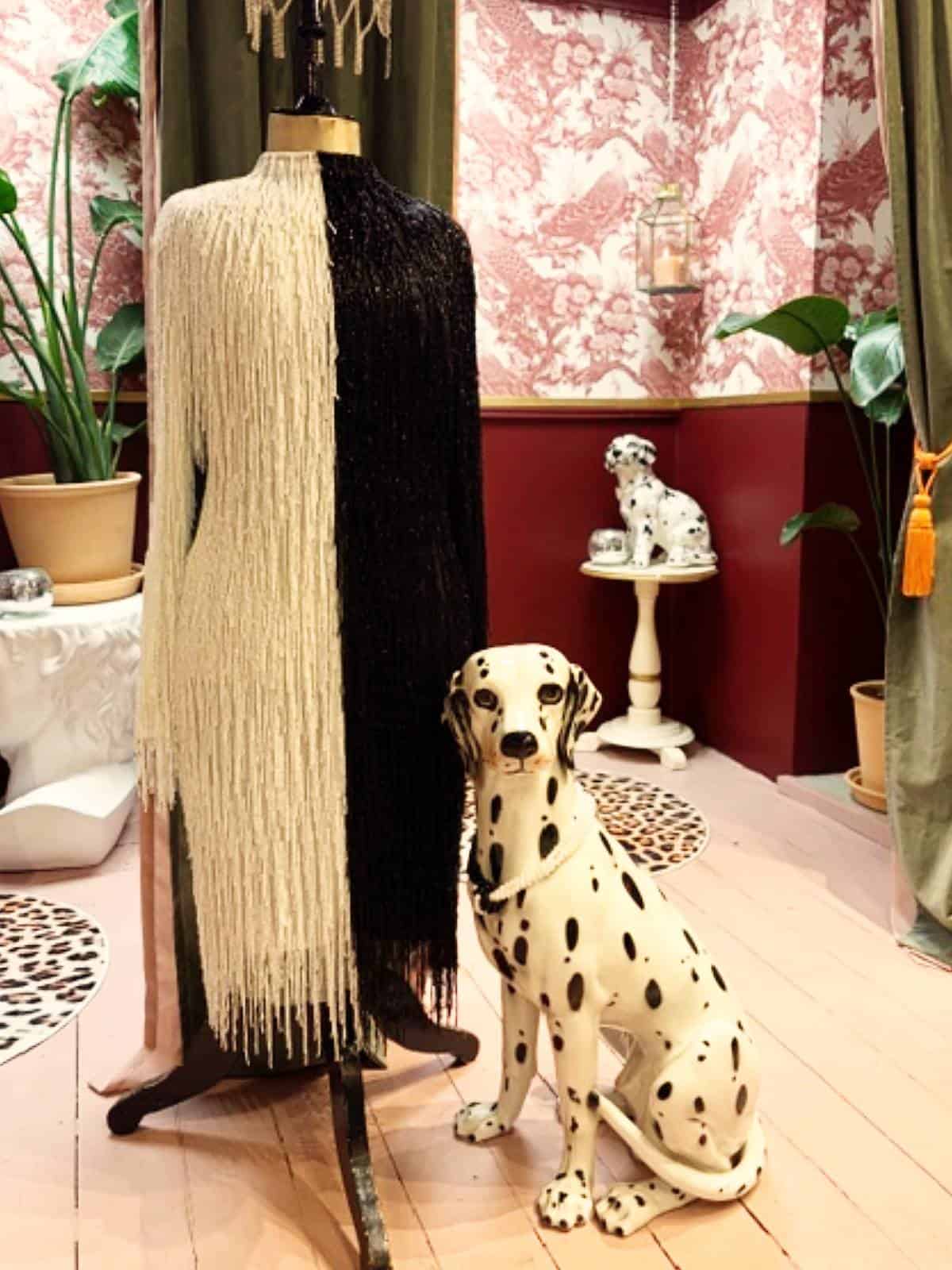 perlekjole sort-hvid - stylet med hund