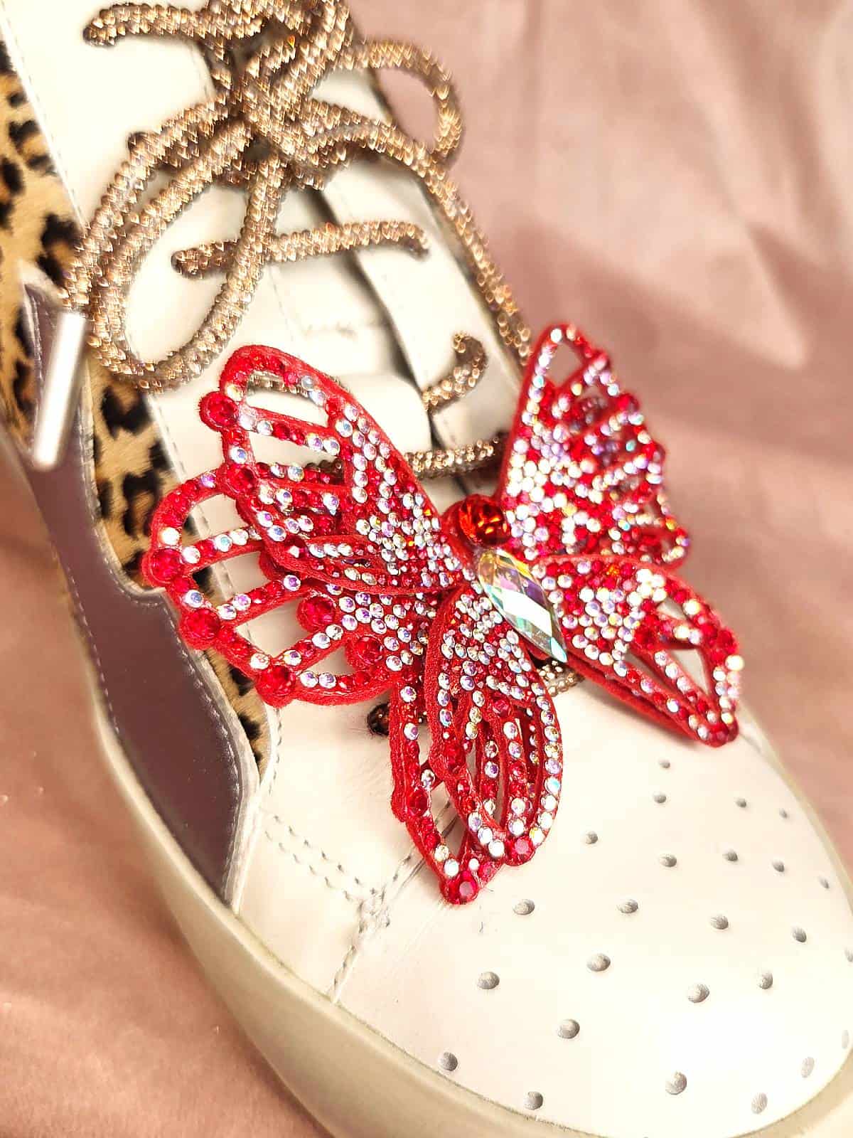 skoclips rød similisommerfugl - på sko