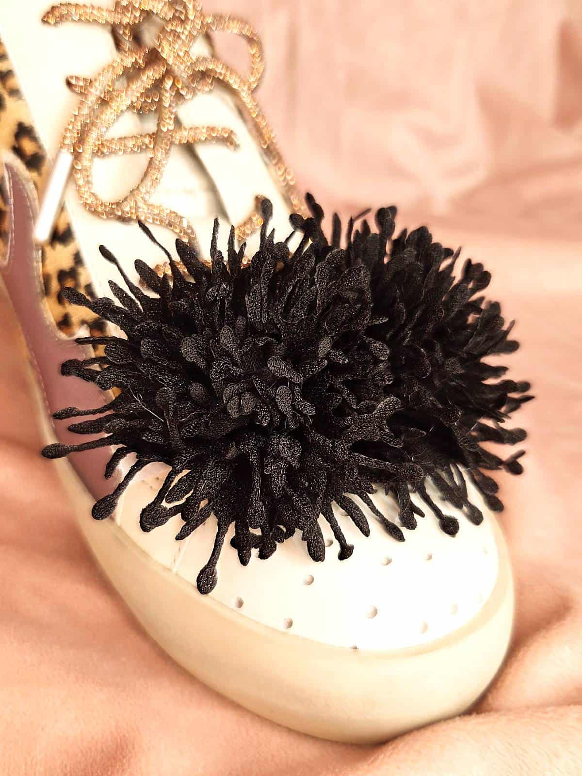 skoclips sort fluff - på sko