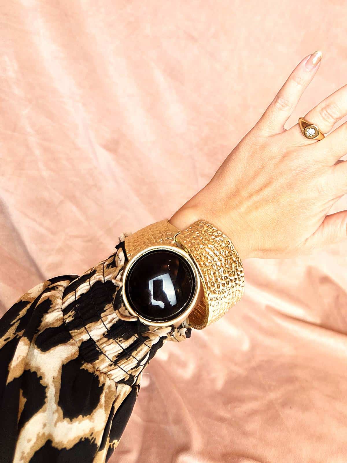 snoet guld armbånd sort sten - på arm