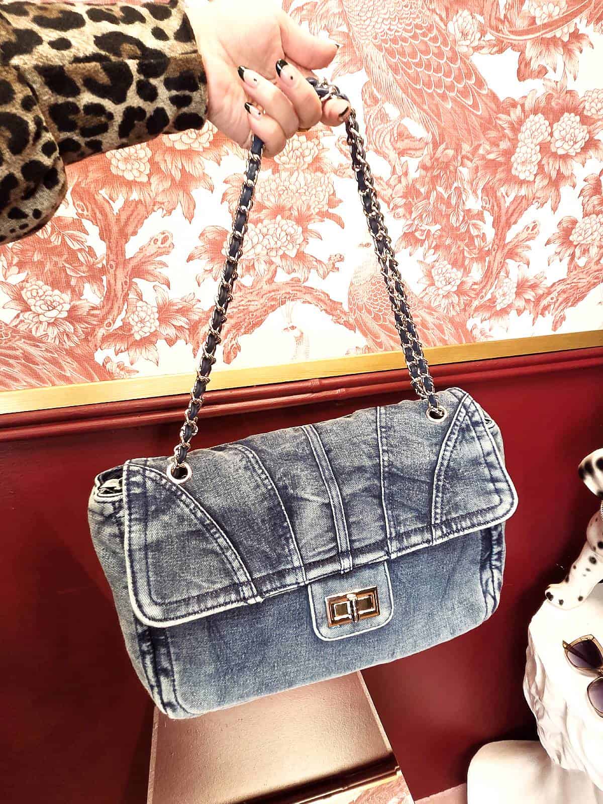 Denimtaske model 1 mørk i hånd