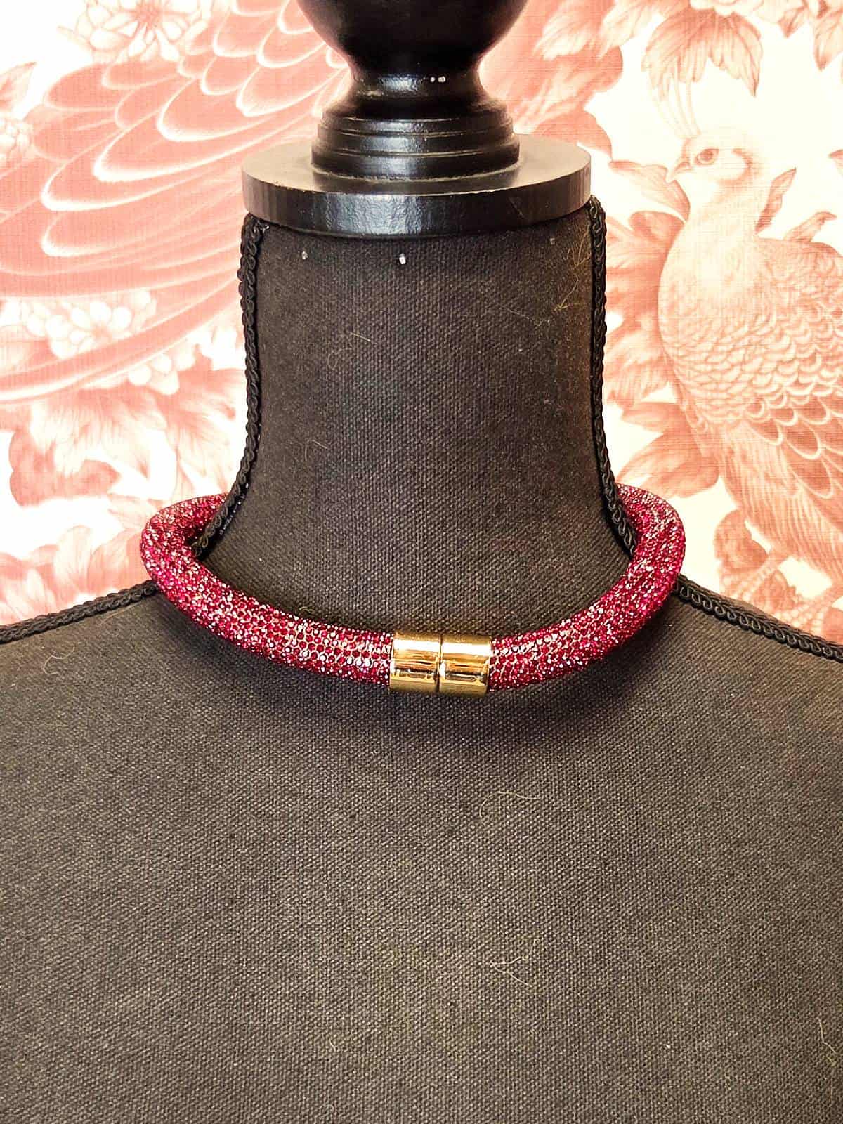 Magnethalskæde rød