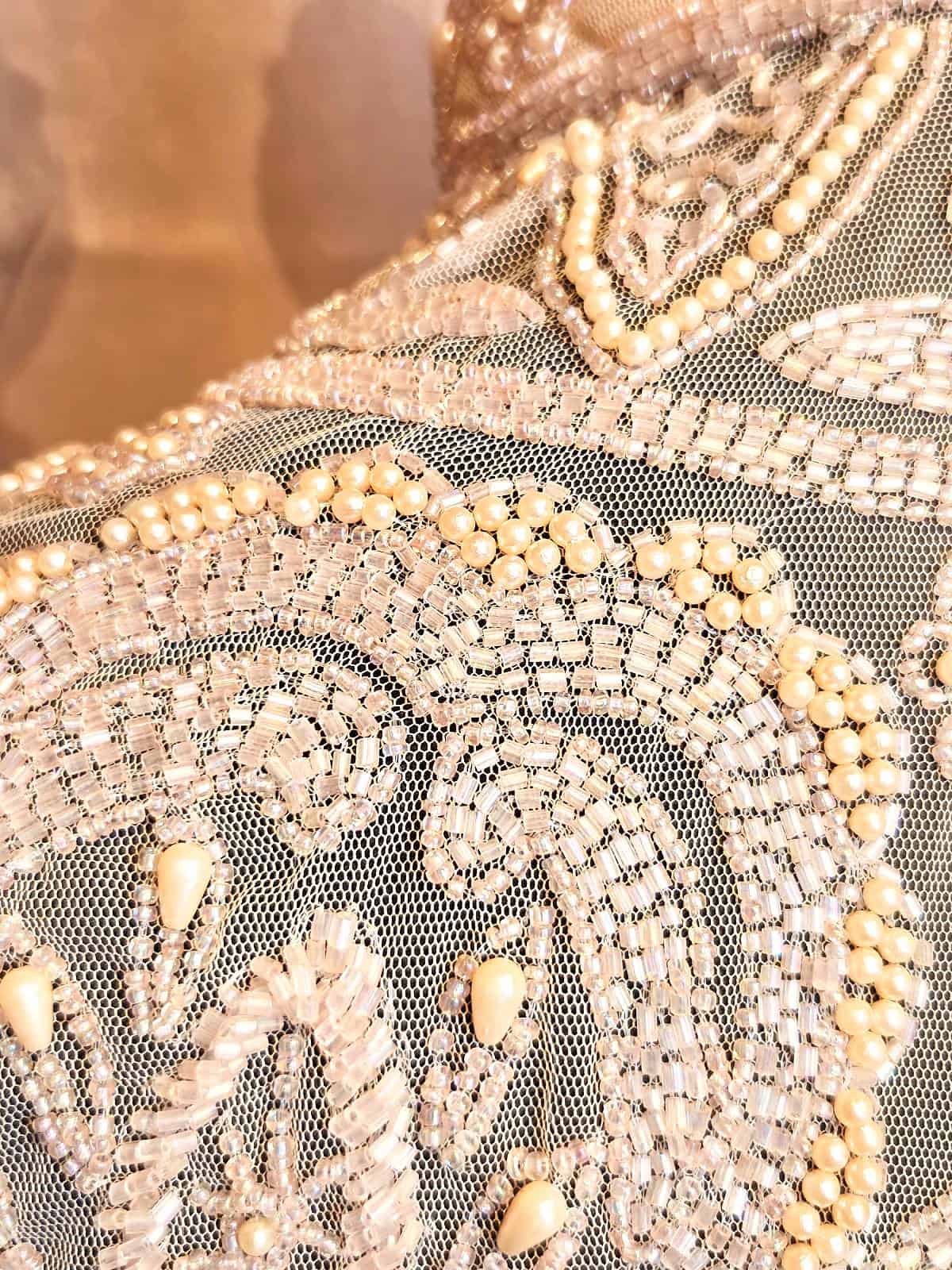 Perlekappe gammelrosa detaljer