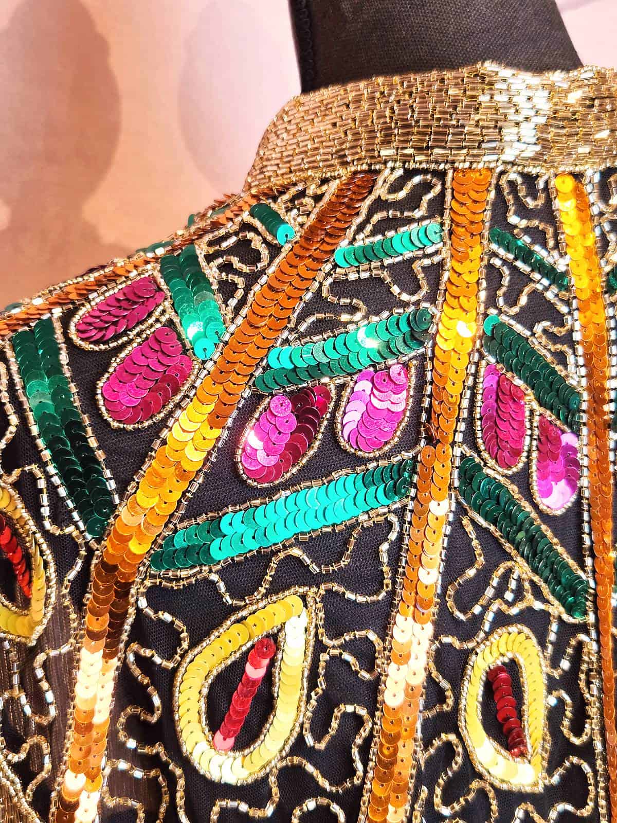 Perlekappe guld multi detaljer