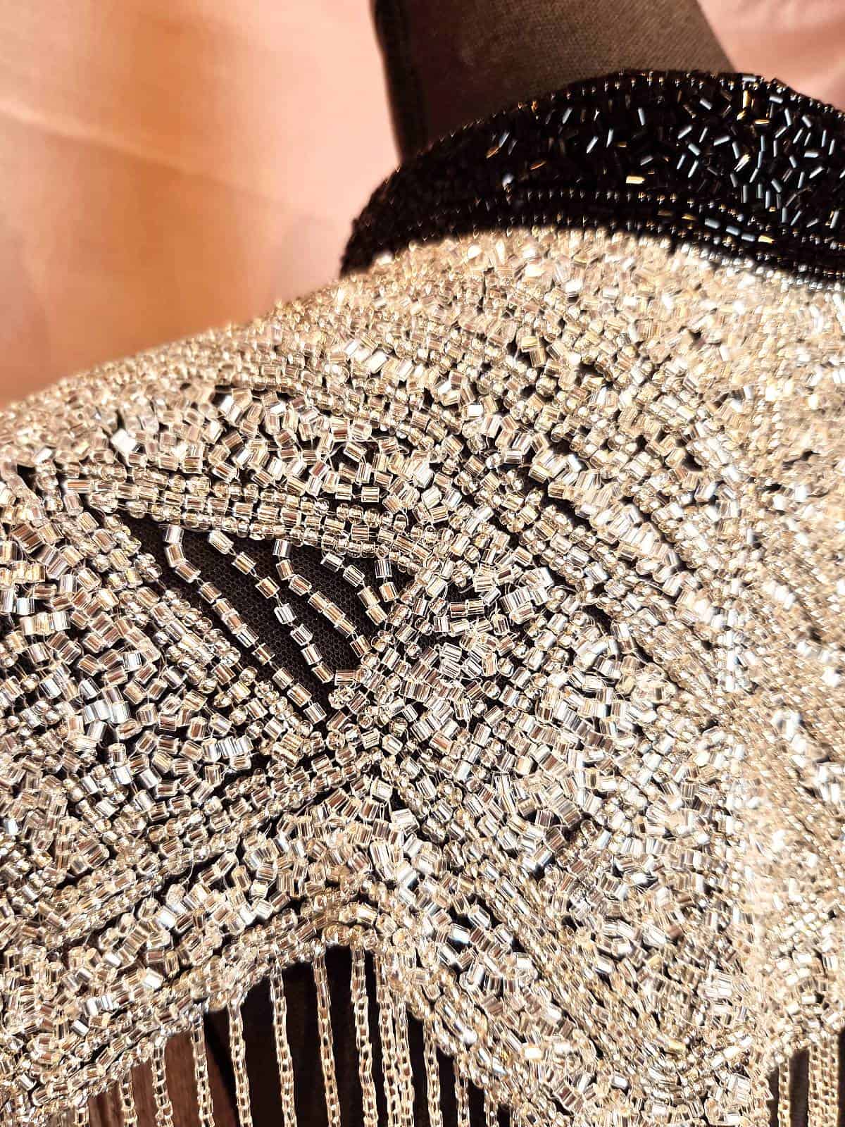 Perlekappe sølv sort krave detaljer