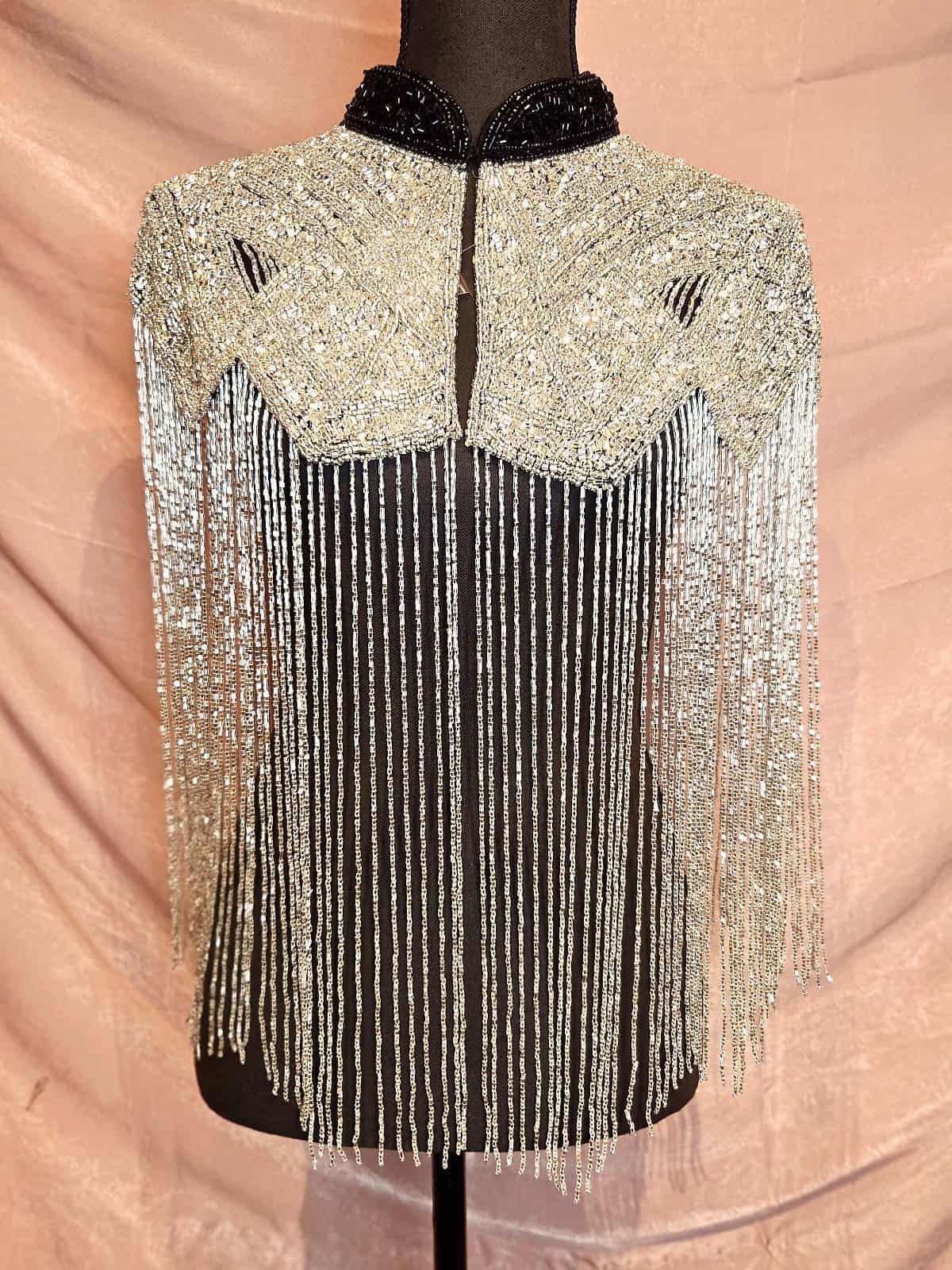 Perlekappe sølv sort krave front