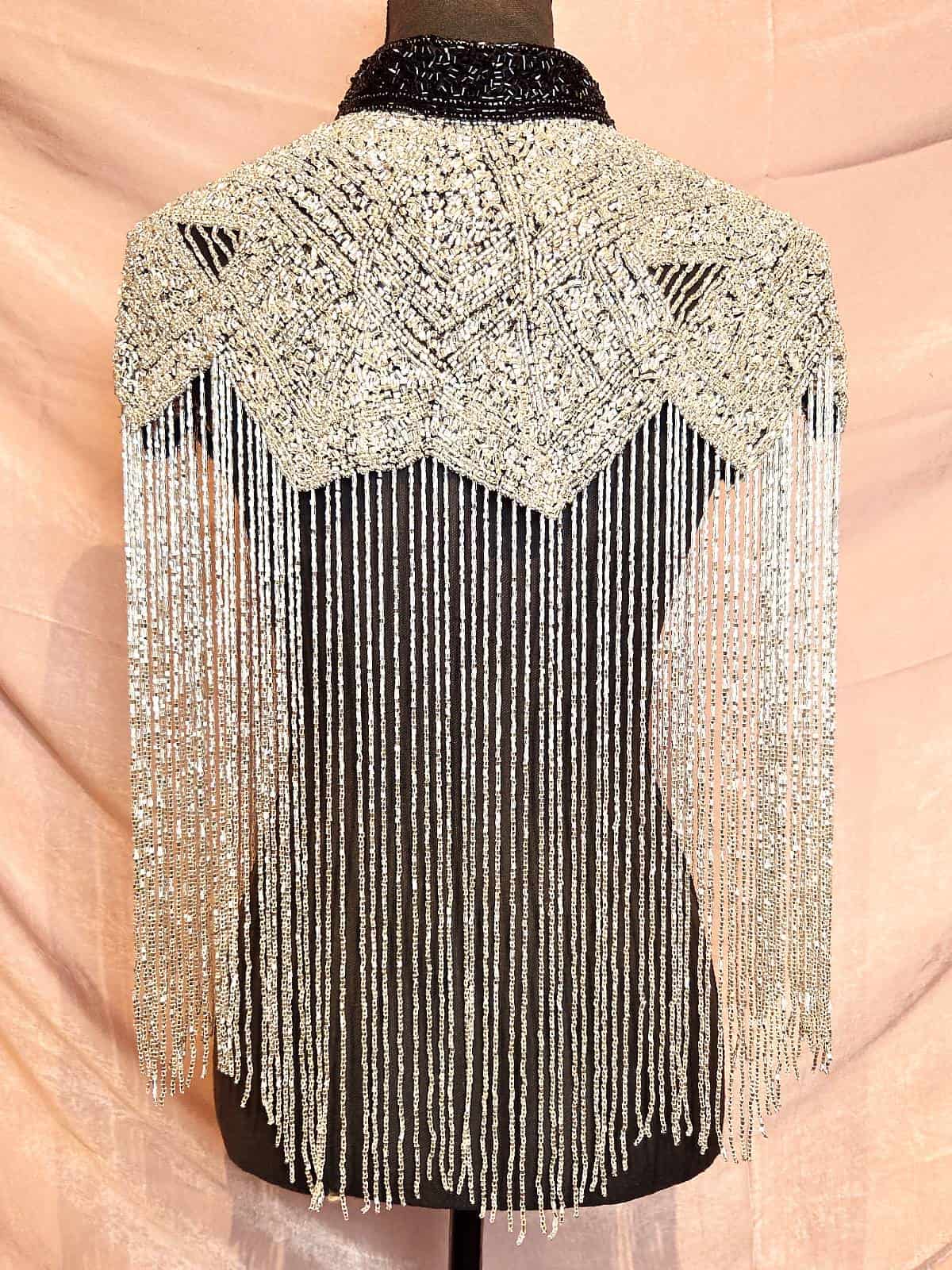 Perlekappe sølv sort krave ryg