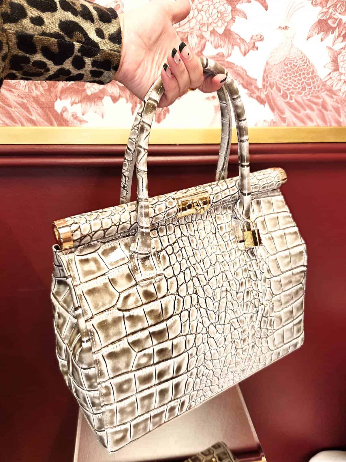 Taske croc stor beige i hånd