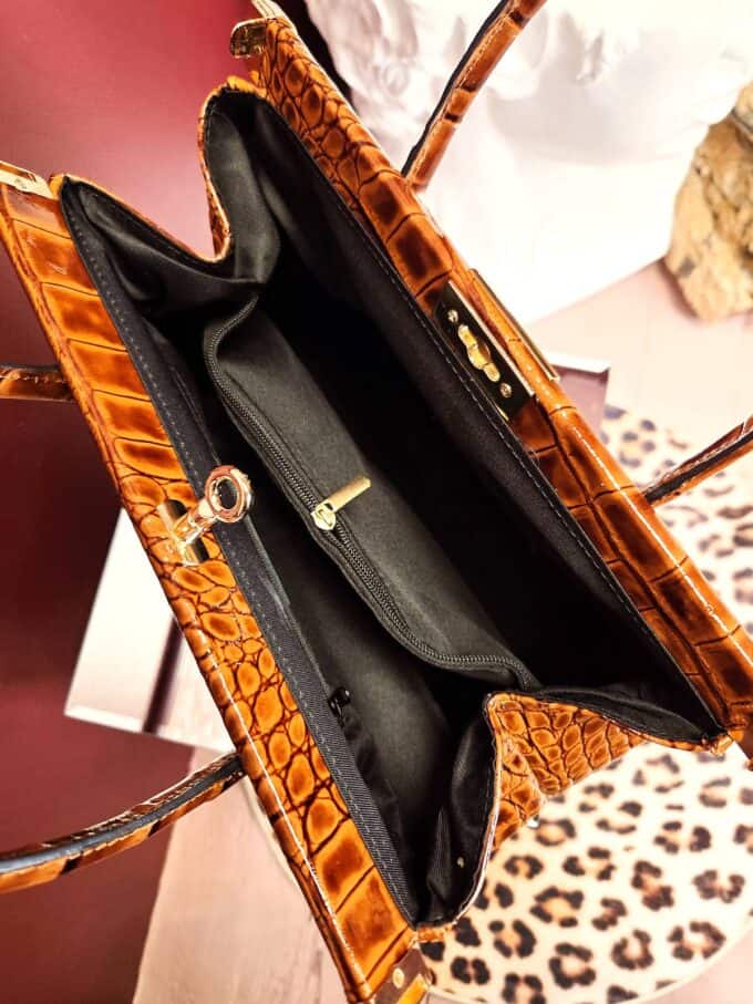 Croco-lædertaske i cognacfarvet finish med rummeligt interiør og elegant design. Perfekt til hverdag.