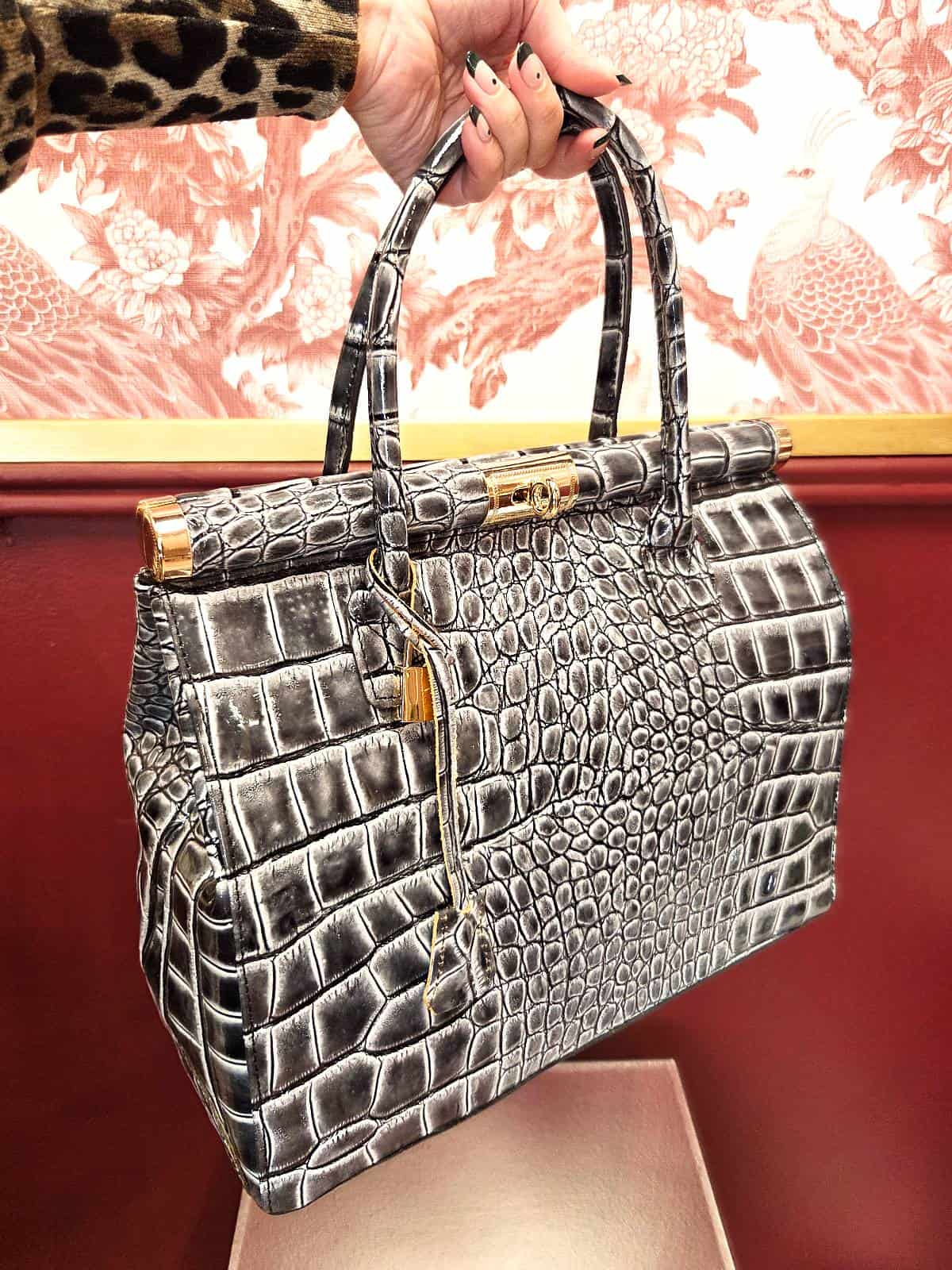Taske croc stor grå i hånd