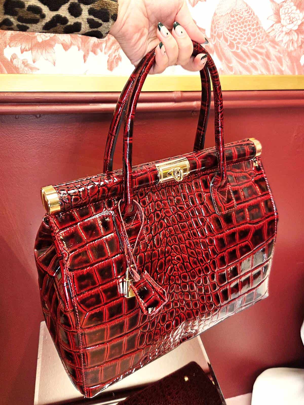 Taske croc stor rød i hånd