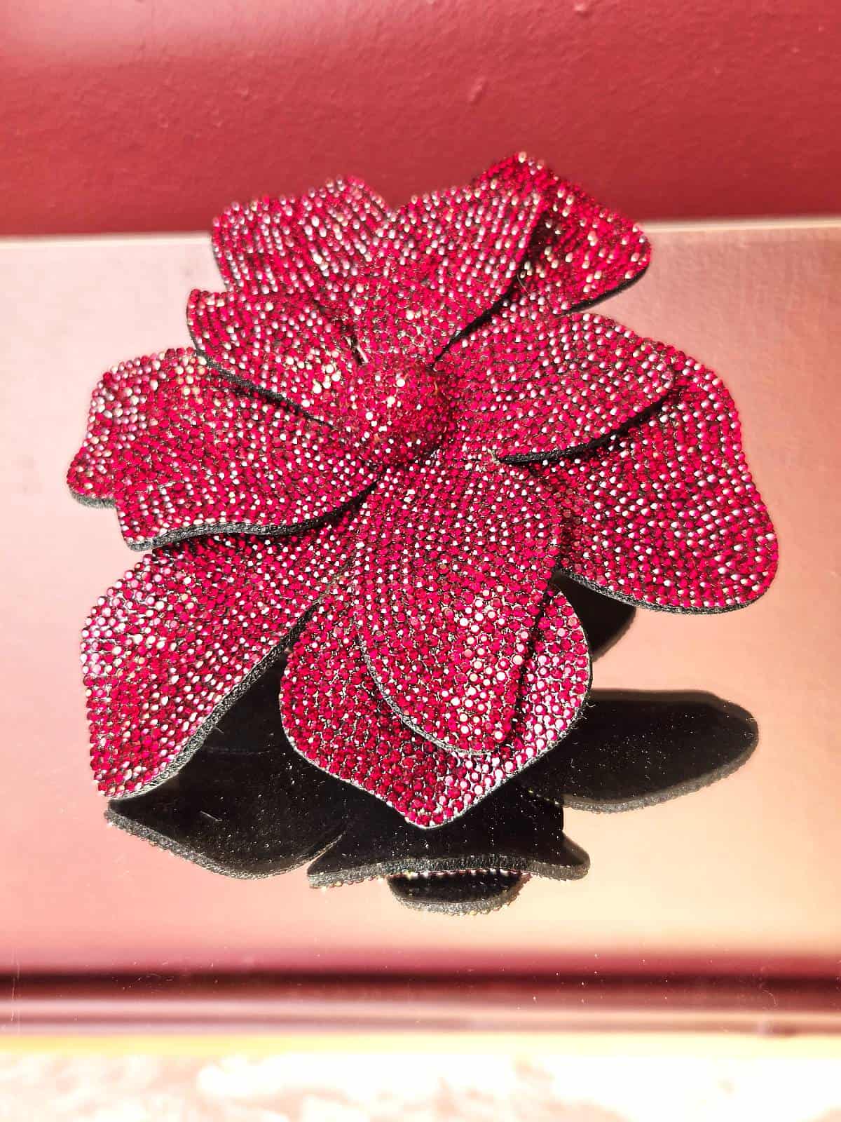 clips med similisten rød detaljer