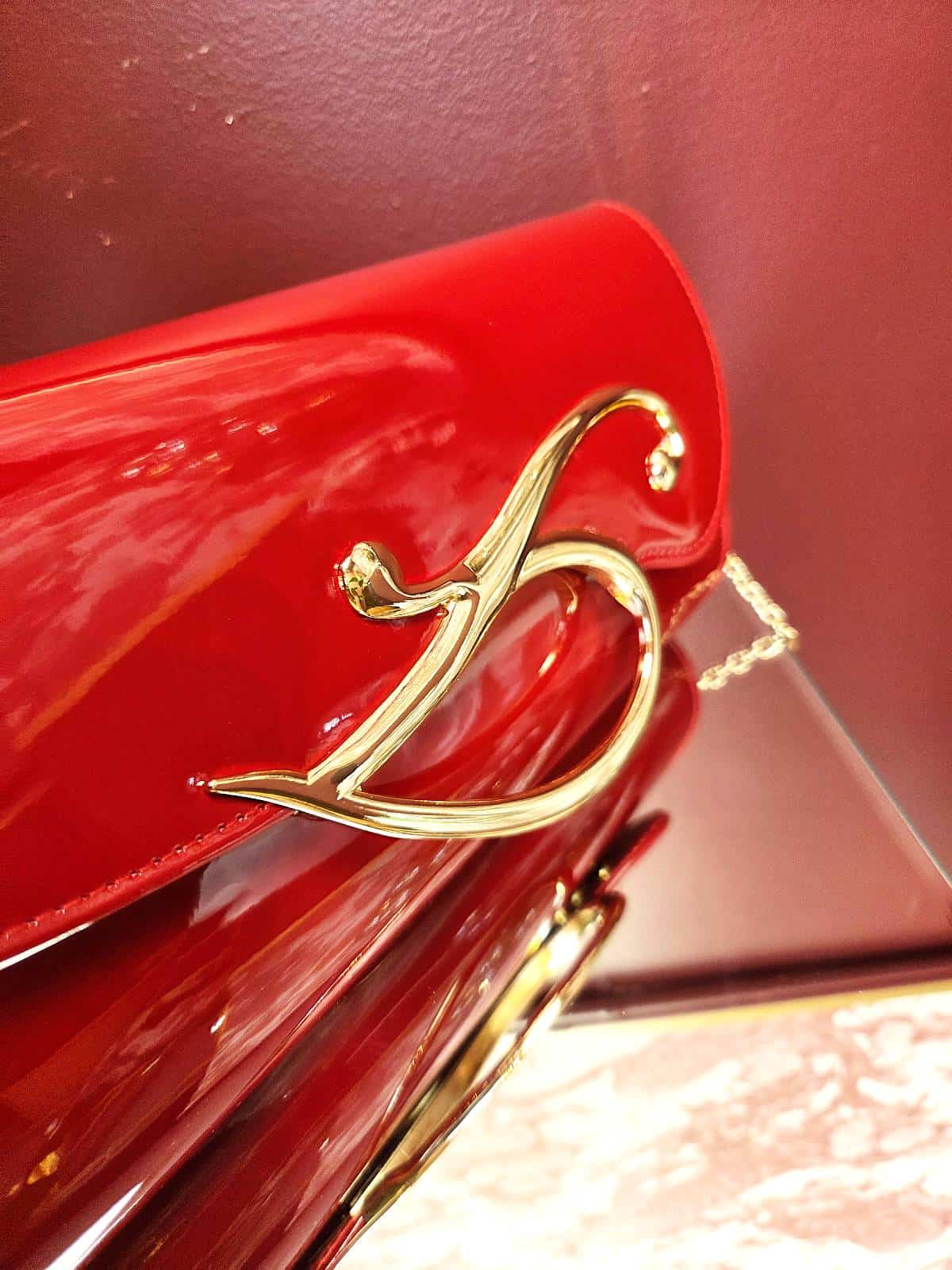 clutch rød guldlukning detaljer