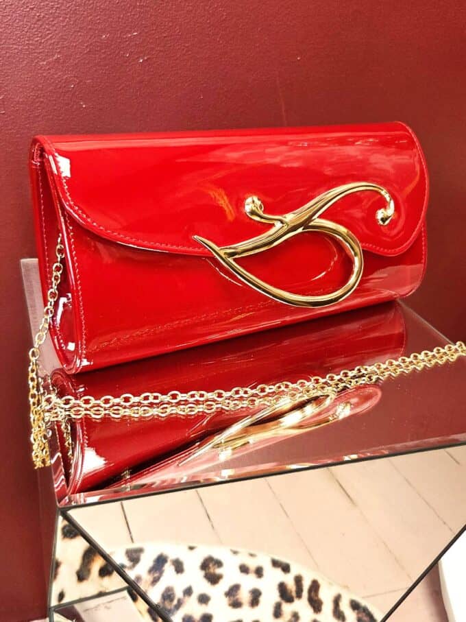 clutch rød guldlukning poseret