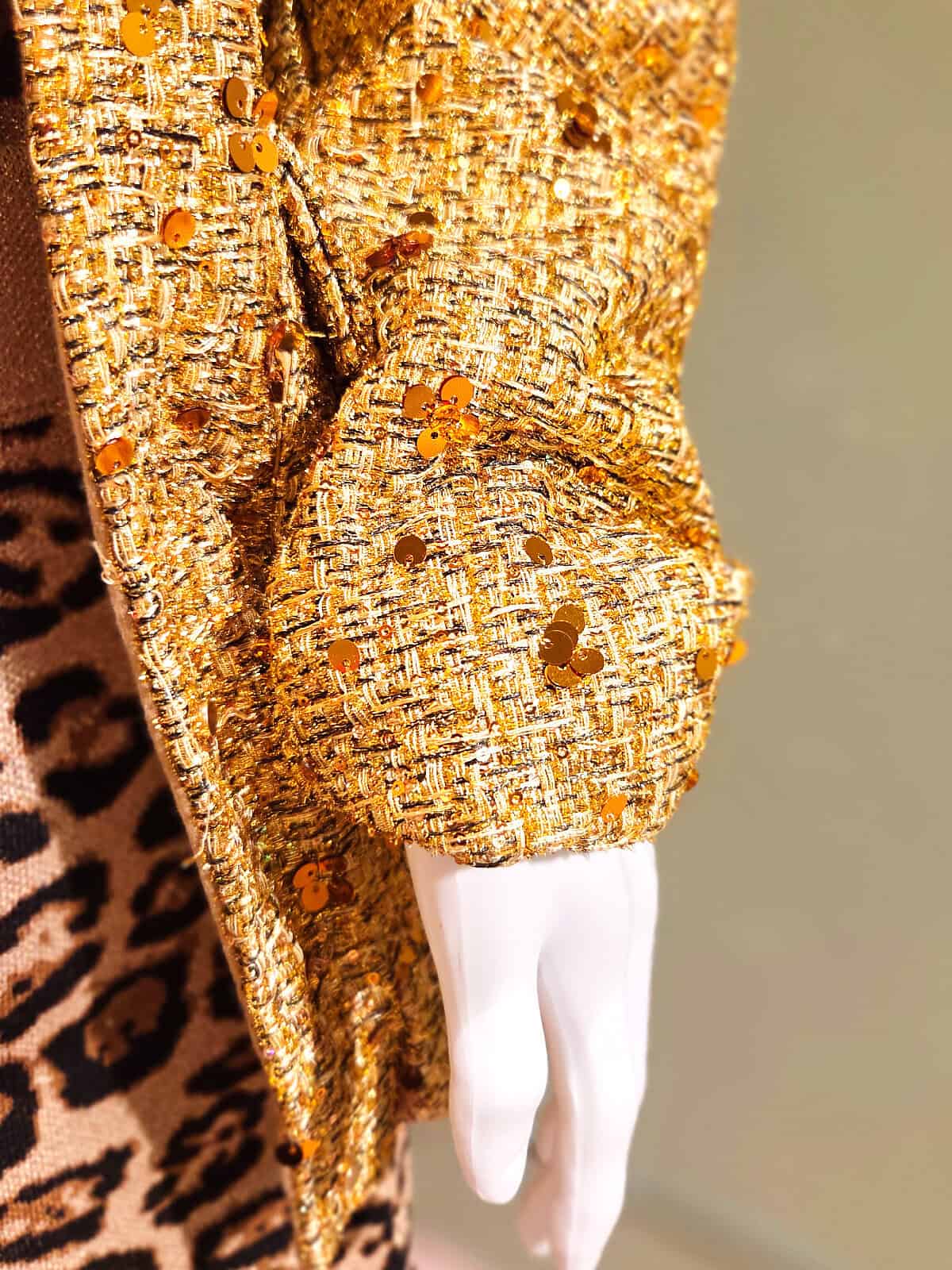 guld bomberjakke ærmedetaljer