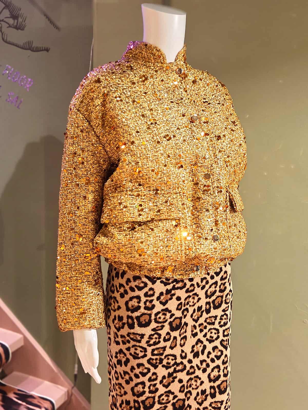 guld bomberjakke fra siden