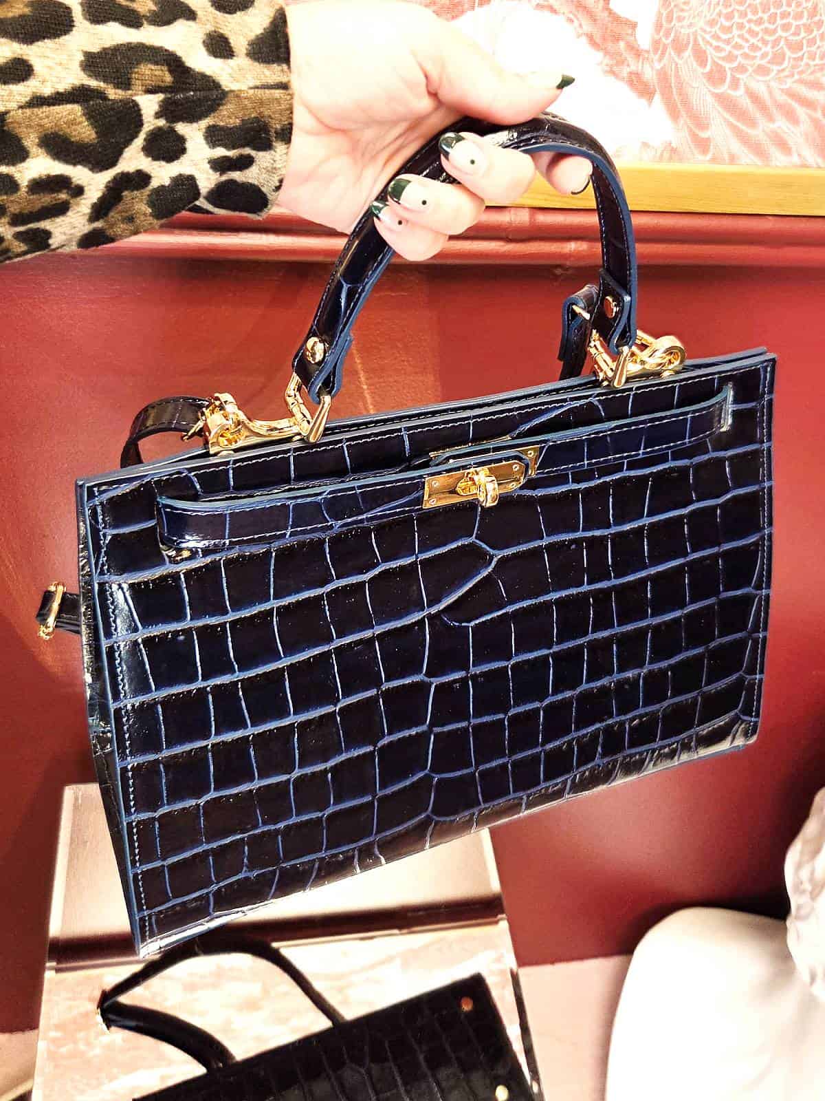 lædertaske croco blå i hånd