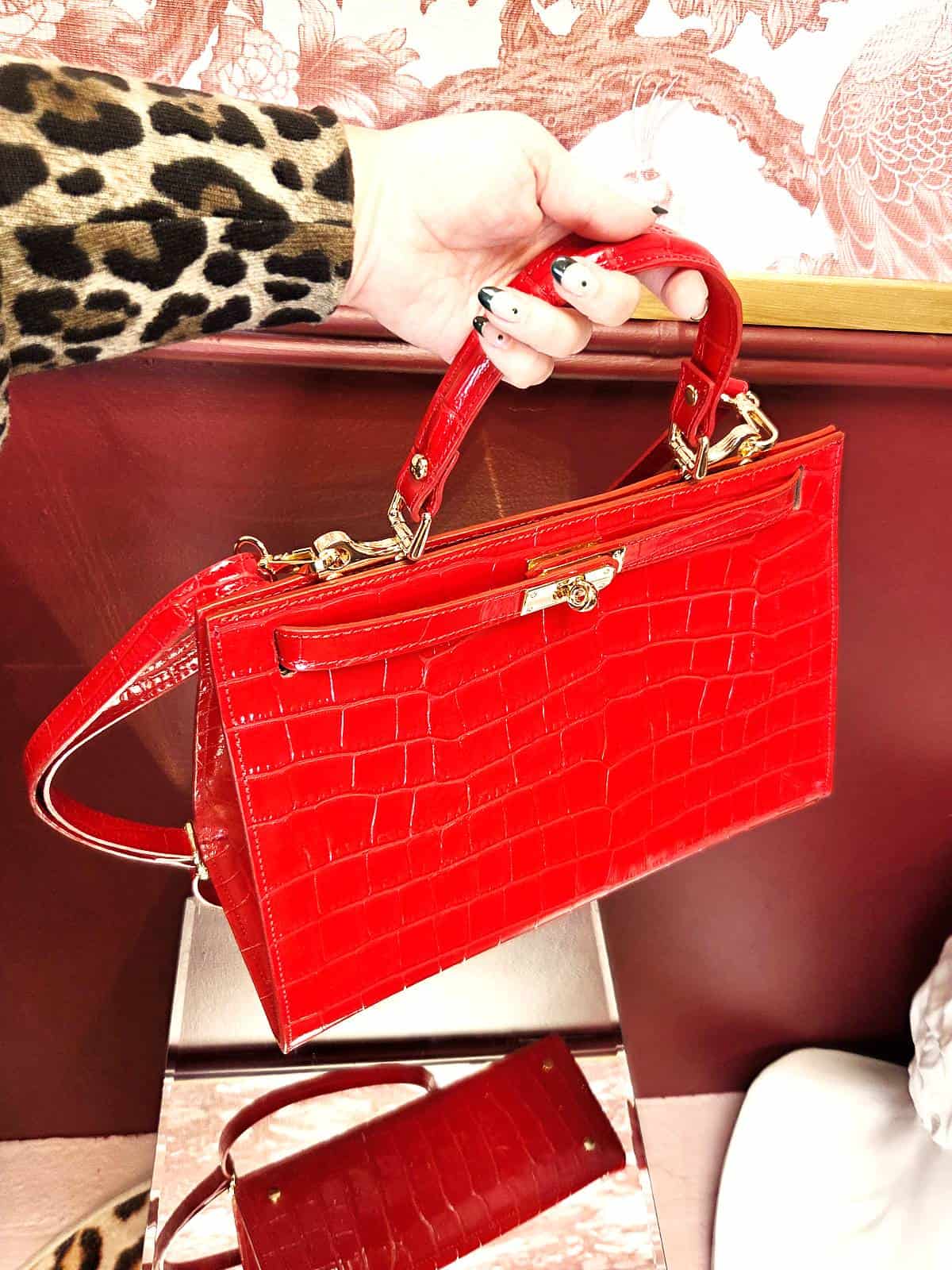 lædertaske croco rød i hånd