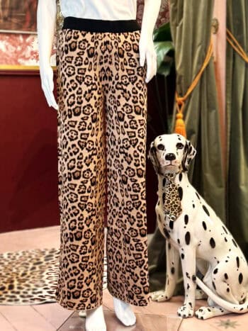 Leopardmønstret loungecardigan i strik, perfekt til afslappede og stilfulde looks.