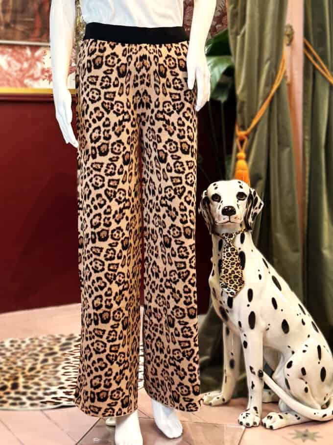 Leopardmønstret loungecardigan i strik, perfekt til afslappede og stilfulde looks.
