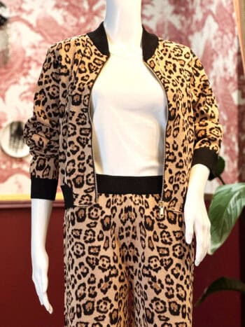 Løbemønstret leopardmønstret loungecardigan i blødt strikmateriale. Perfekt til afslappede dage med.