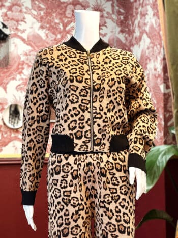 Leopardmønstret cardigan i blødt strikmateriale med komfortabel pasform. Perfekt til afslappede og s.