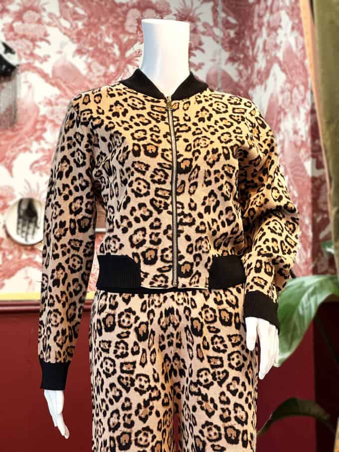Leopardmønstret cardigan i blødt strikmateriale med komfortabel pasform. Perfekt til afslappede og s.