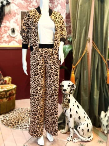 Leopardmønstret loungecardigan i strik, perfekt til afslappede og stilfulde looks.