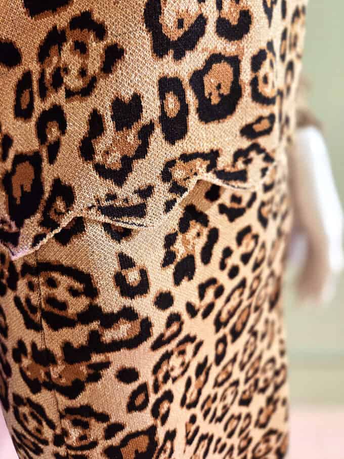 Leopardmønstret strikbluse i beige og sort, perfekt til efterårsstil.