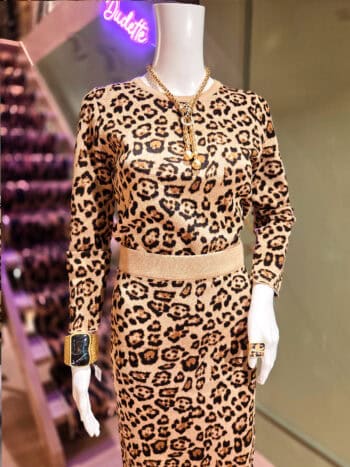 Leopardmønstret strikbluse i beige og sort, perfekt til en trendy og komfortabel hverdagsstil.
