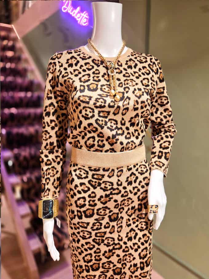 Leopardmønstret strikbluse i beige og sort, perfekt til en trendy og komfortabel hverdagsstil.
