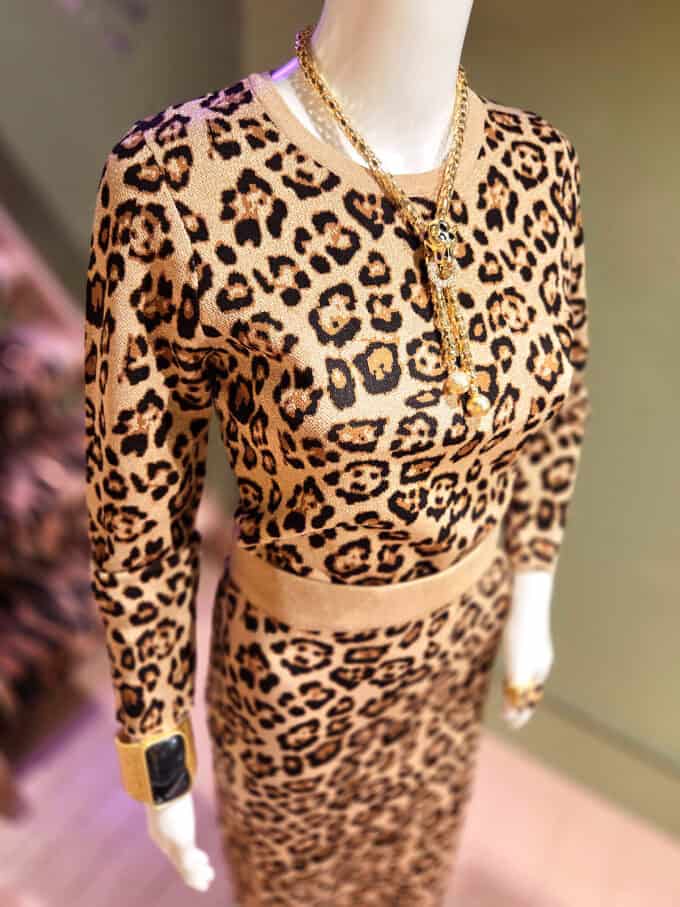 Leopardmønstret strikbluse til kvinder.