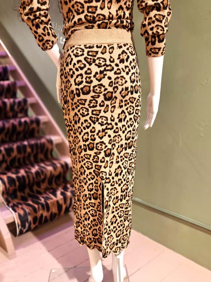 Leopardmønstret strikbluse og nederdel til stilfuldt look.