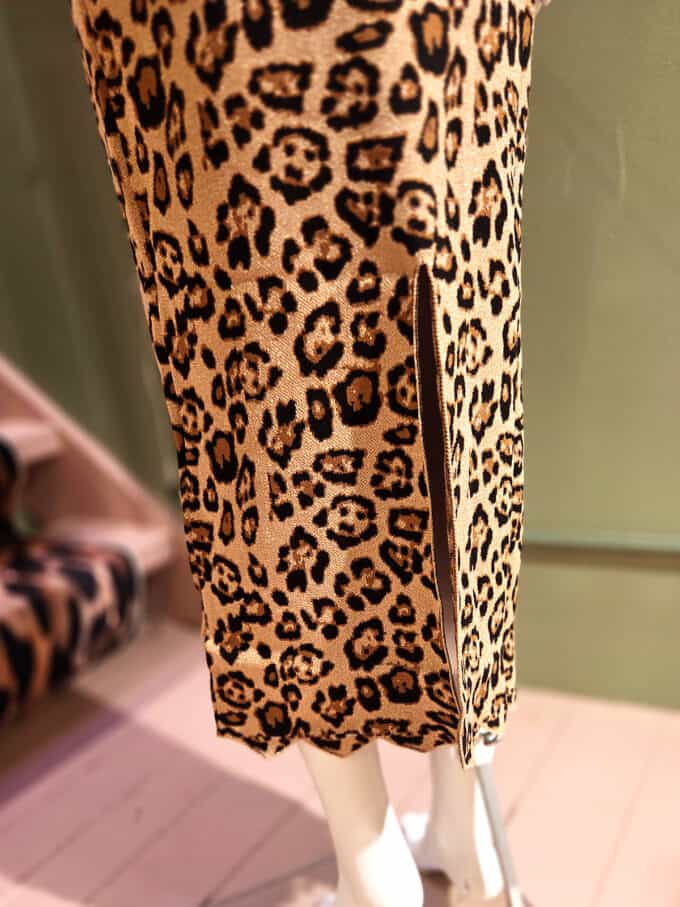 Leopardmønstret strikbluse med knapdetalje og afslappet pasform. Perfekt til en trendy og komfortabe.