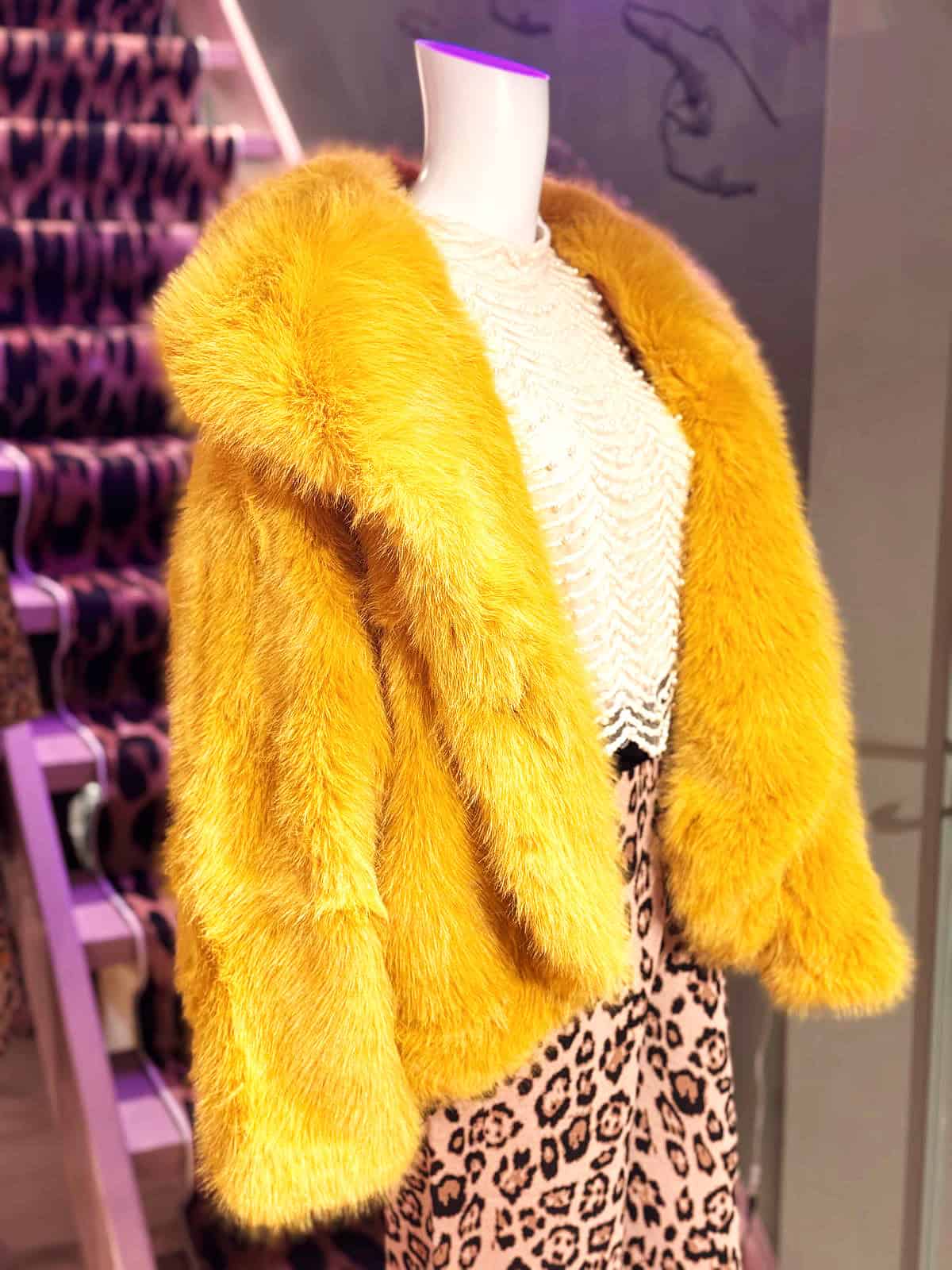 perlebluse stylet med gul jakke